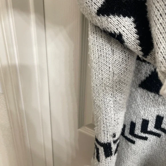Savanna Jane Black And Grey Aztec Southwest Cardigan Size Medium - Picture 11 of 11